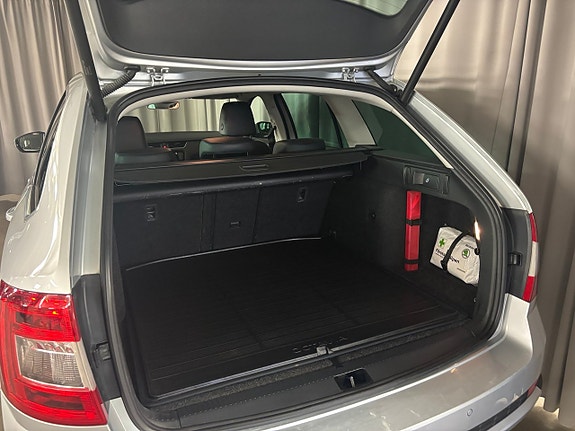 Skoda Octavia Scout 5 of 19