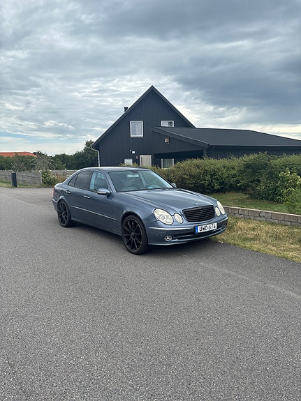 Mercedes-Benz E320 4 of 8