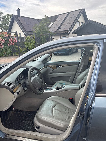 Mercedes-Benz E320 7 of 8