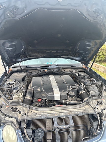 Mercedes-Benz E320 6 of 8