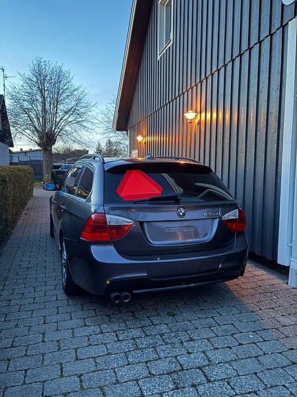 BMW 325Xi 2 of 4