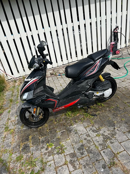Aprilia SR 50 2 of 6