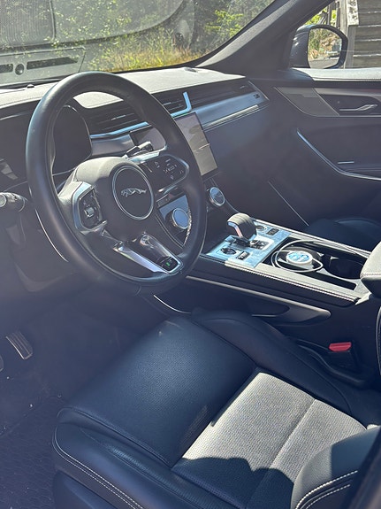 Jaguar F-PACE 4 of 5