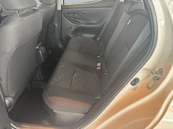Toyota Yaris 8 of 12