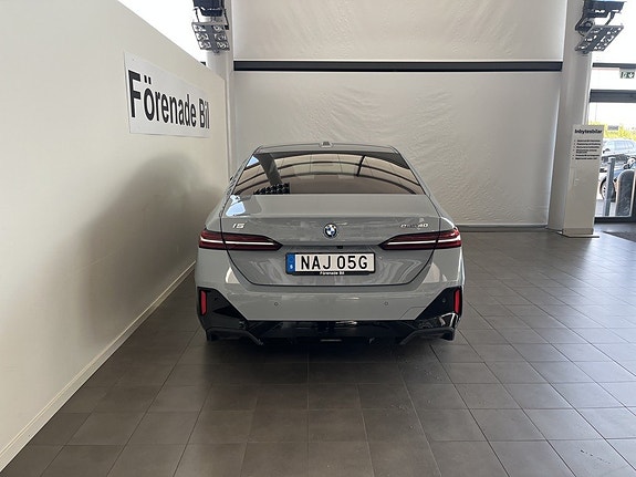 BMW i5 12 of 15