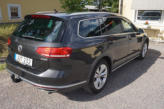 Volkswagen Passat Alltrack 2 of 7