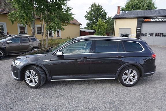 Volkswagen Passat Alltrack 3 of 7