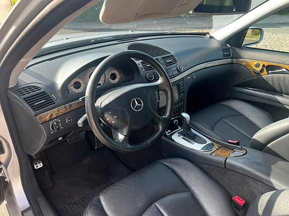 Mercedes-Benz E240 10 of 11