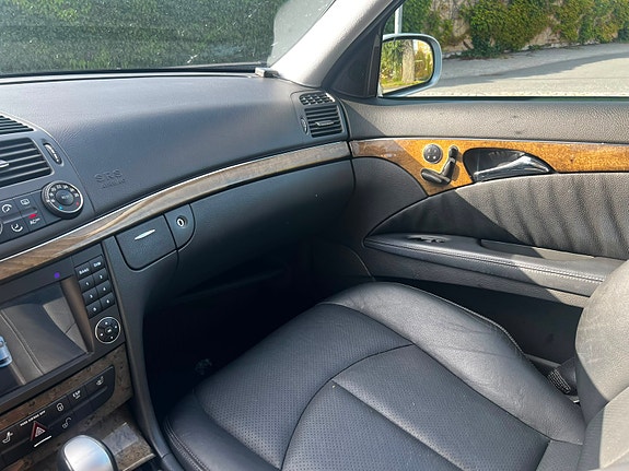 Mercedes-Benz E240 9 of 11
