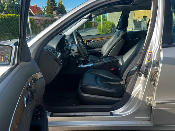 Mercedes-Benz E240 7 of 11
