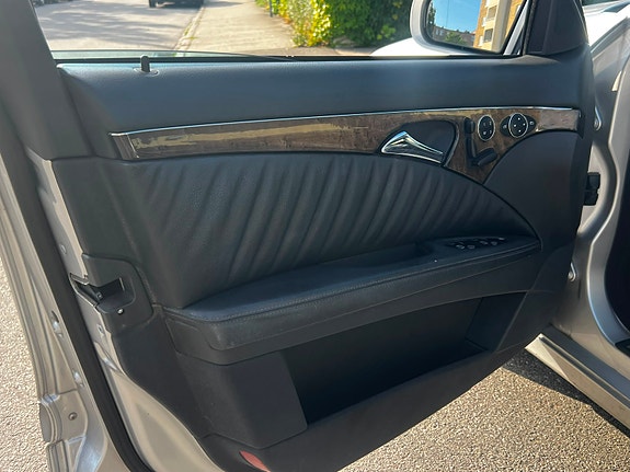Mercedes-Benz E240 8 of 11