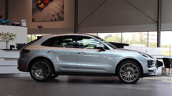 Porsche Macan 3 of 9