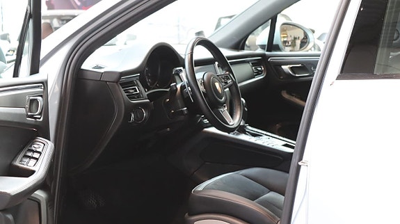 Porsche Macan 8 of 9
