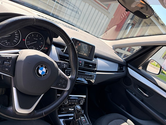 BMW 216d 3 of 15