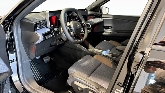 Renault 5 E-Tech 3 of 12