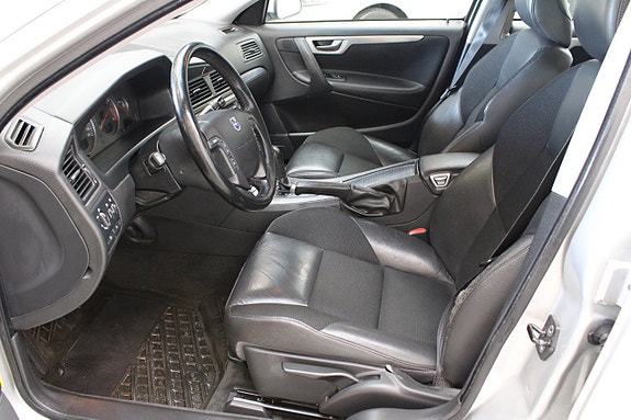 Volvo V70 6 of 12