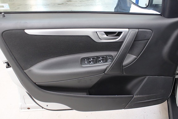 Volvo V70 7 of 12