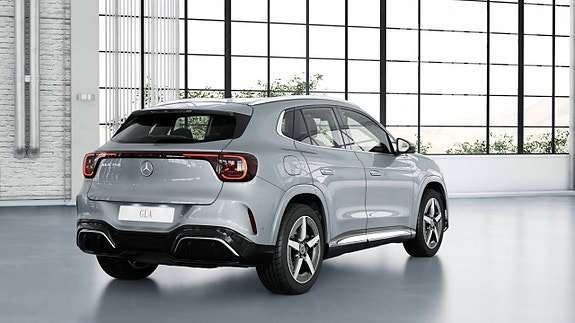 Mercedes-Benz GLA35 4 of 10