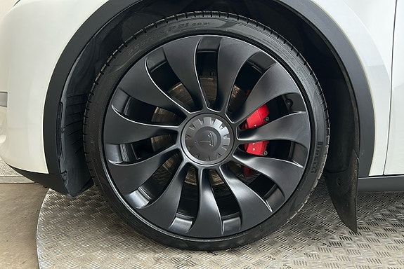 Tesla Model Y 11 of 24