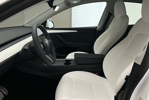 Tesla Model Y 9 of 24