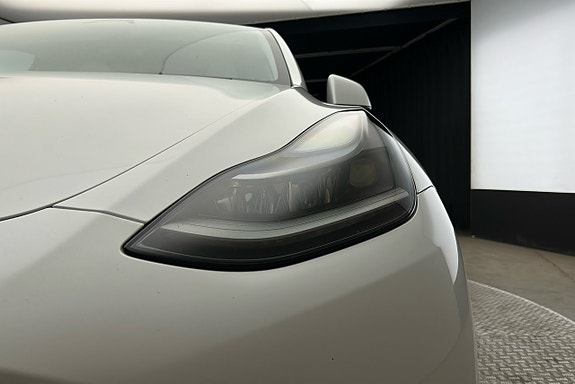 Tesla Model Y 10 of 24