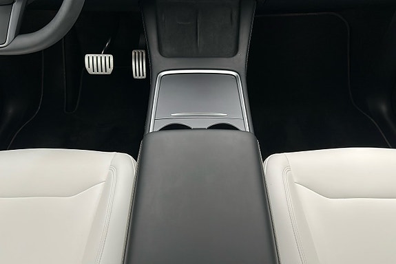 Tesla Model Y 8 of 24