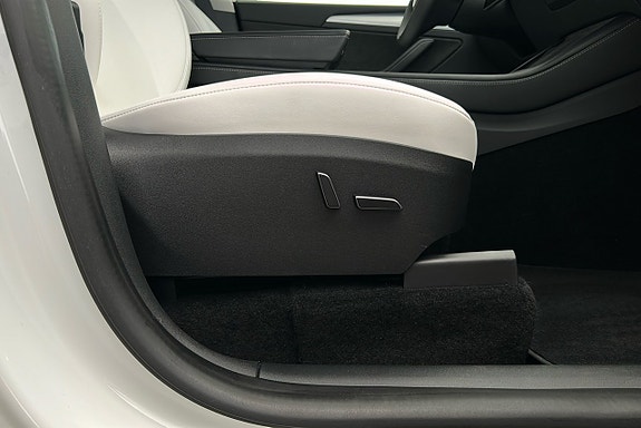 Tesla Model Y 17 of 24