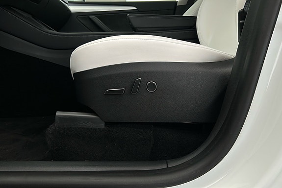 Tesla Model Y 16 of 24