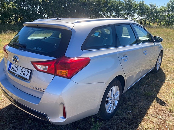 Toyota Auris 2 of 17
