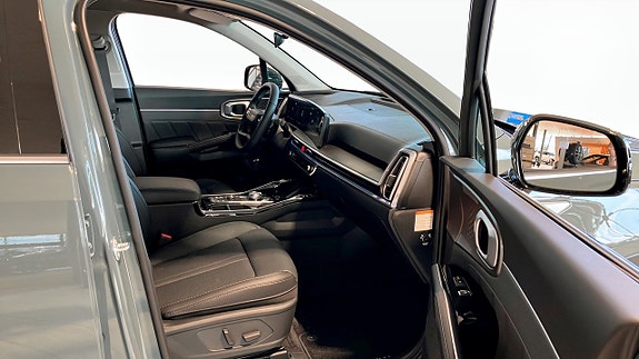Kia Sorento 3 of 12