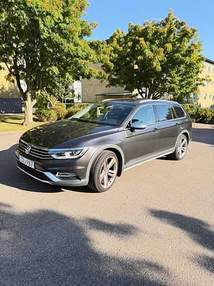 Volkswagen Passat Alltrack 3 of 11