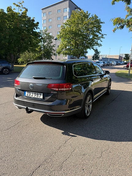 Volkswagen Passat Alltrack 2 of 11