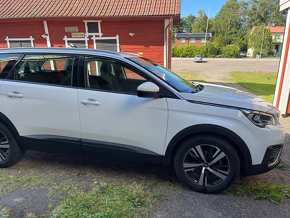 Peugeot 5008 2 of 6