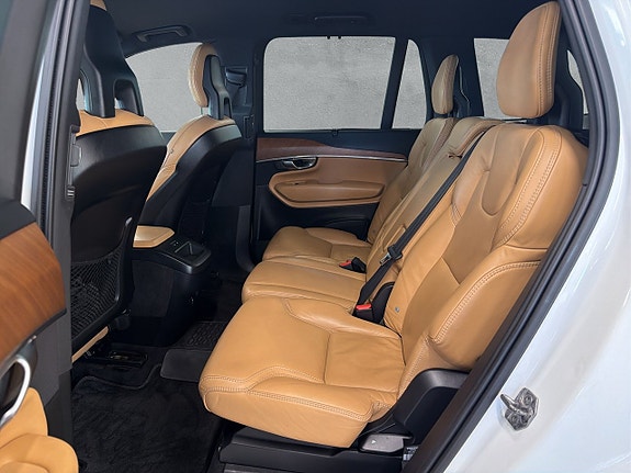 Volvo XC90 11 of 27