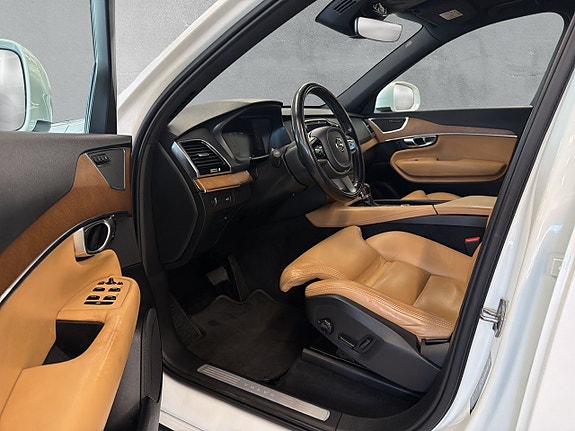 Volvo XC90 10 of 27