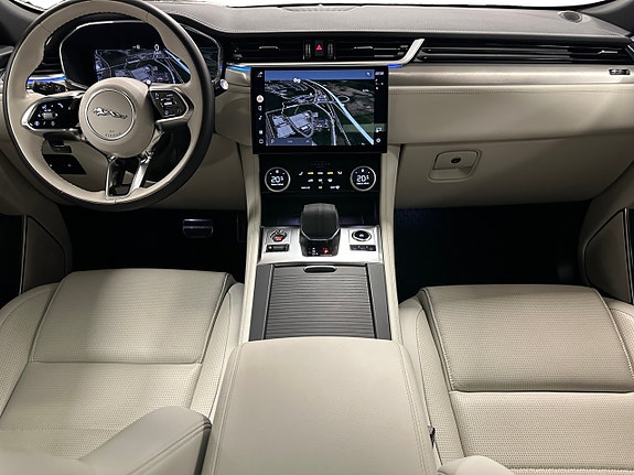Jaguar F-PACE 10 of 15