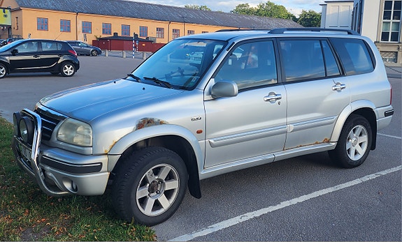 Suzuki Grand Vitara 2 of 9