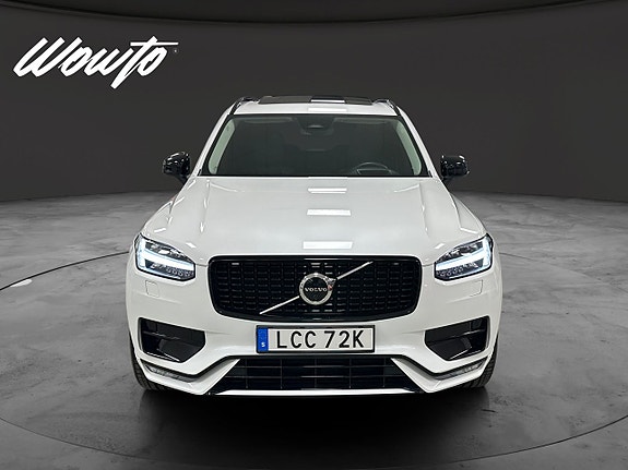 Volvo XC90 2 of 17