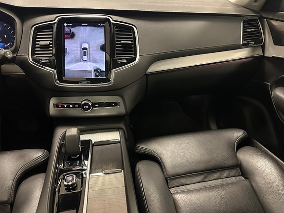 Volvo XC90 10 of 17