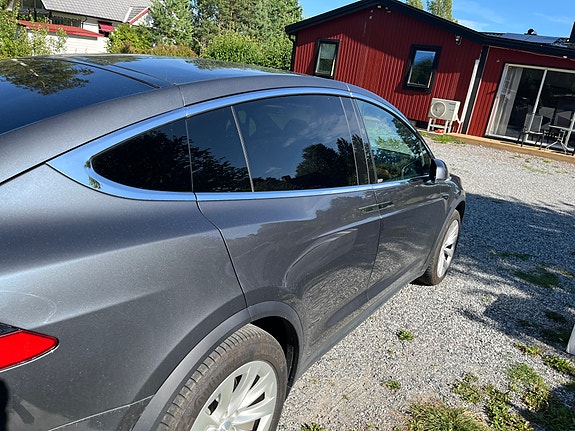Tesla Model X 3 of 4