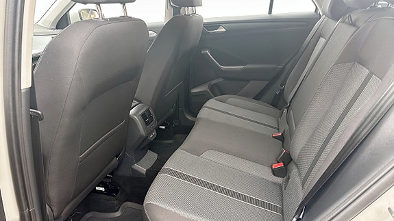 Volkswagen T-Roc 11 of 12