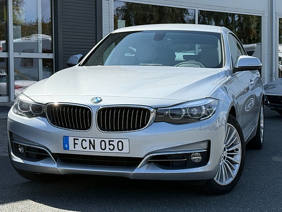 BMW 330i 2 of 15