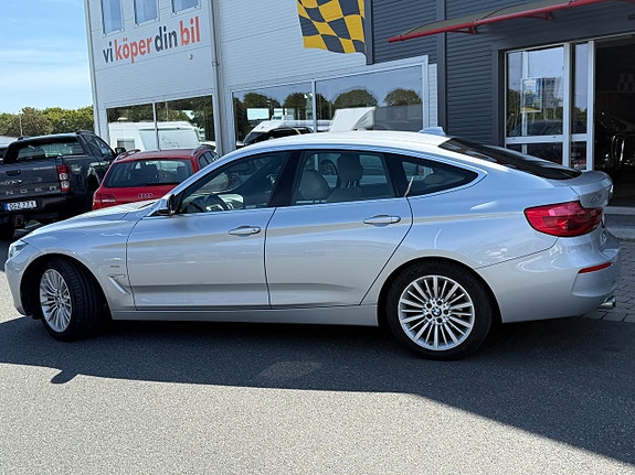 BMW 330i 7 of 15