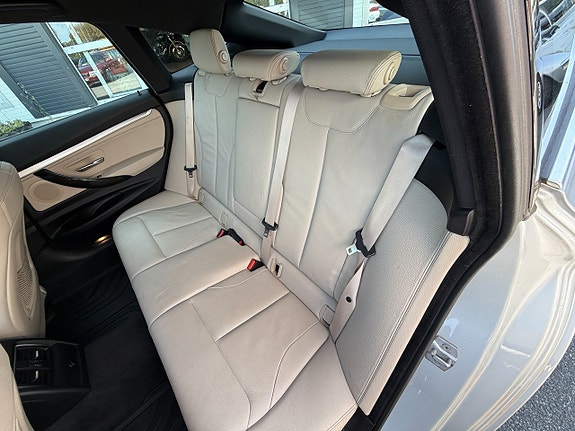 BMW 330i 10 of 15