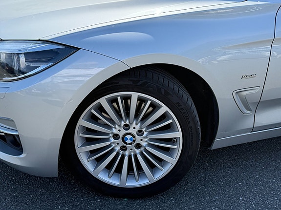 BMW 330i 8 of 15