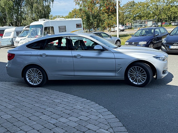 BMW 330i 3 of 15