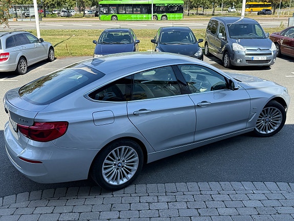 BMW 330i 4 of 15