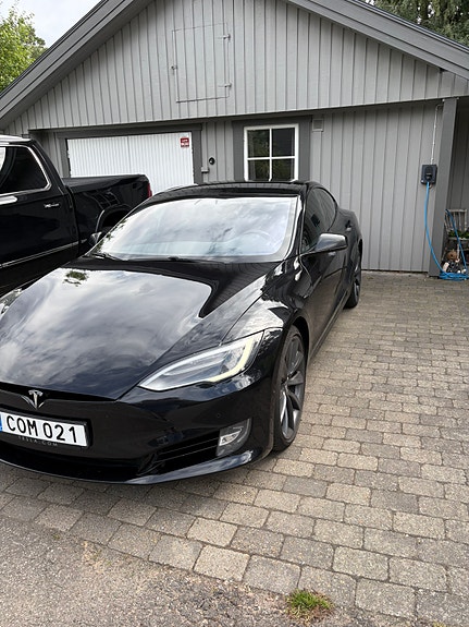Tesla Model S 3 of 6