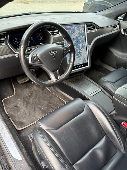 Tesla Model S 4 of 6