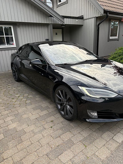 Tesla Model S 2 of 6